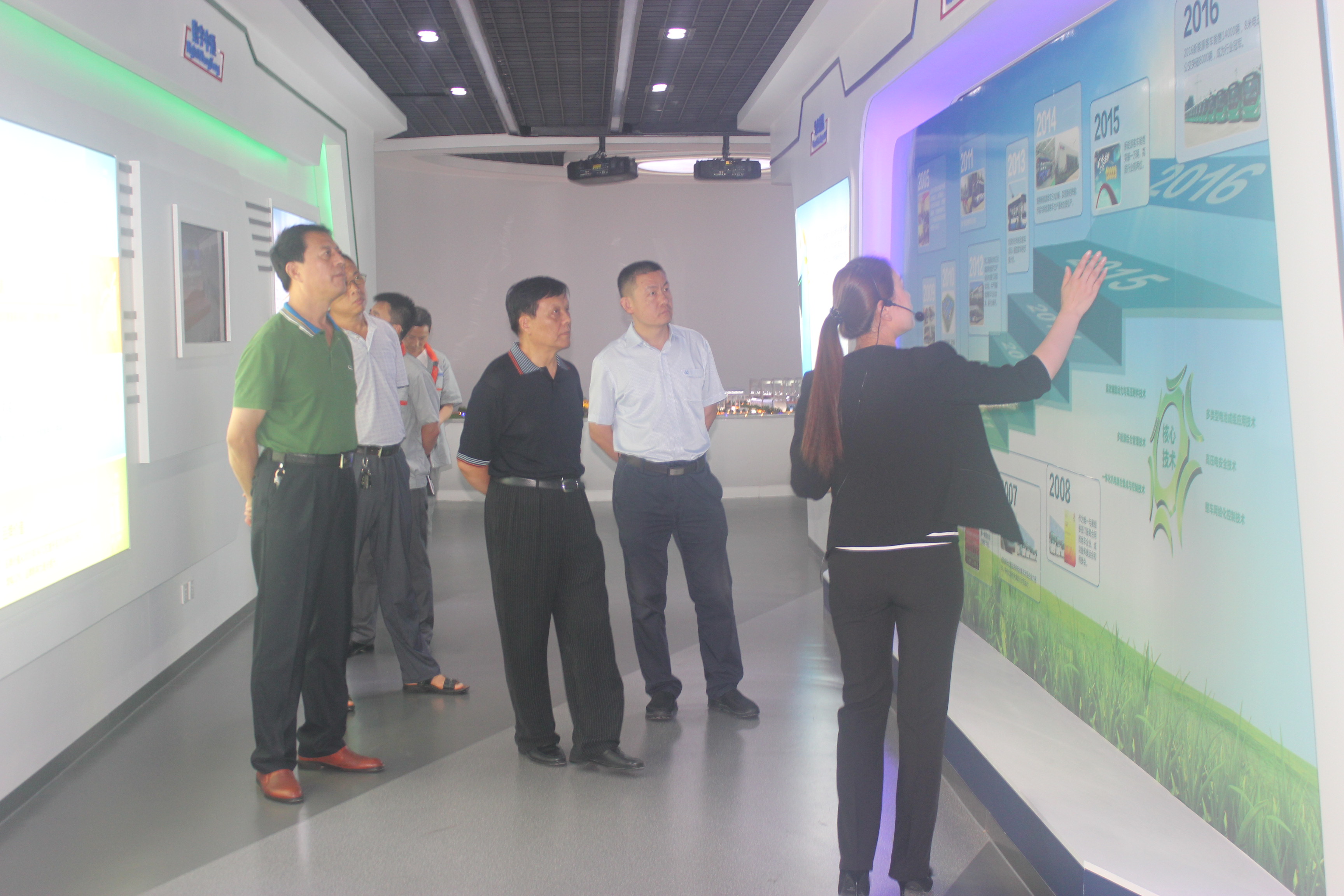 参观中通客车展厅